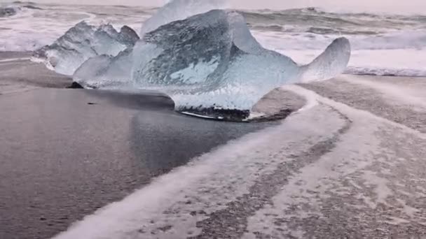 Ледниковые образования на Даймонд-Бич возле ледниковой лагуны Исландии — стоковое видео