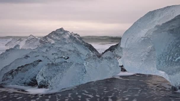 Formações de gelo em Diamond Beach perto da lagoa glaciar da Islândia — Vídeo de Stock