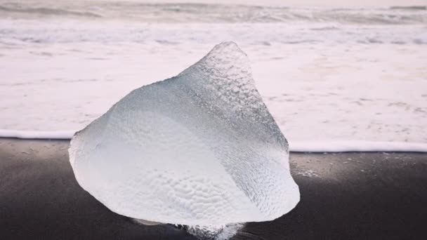 Led na Diamond Beach v blízkosti ledovcové laguny Islandu — Stock video