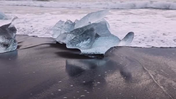 アイスランドの氷河湖の近くのダイヤモンドビーチでサーフィン — ストック動画