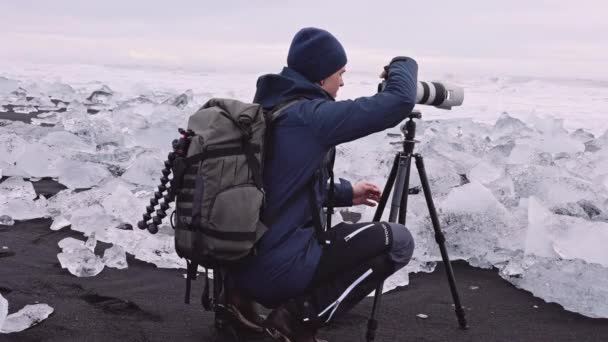 Fotograf na Diamond Beach v blízkosti ledovcové laguny Islandu — Stock video