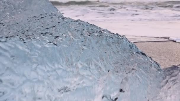 冰岛冰川泻湖附近钻石海滩上的冰和海 — 图库视频影像