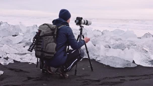 Фотограф на Даймонд Бич, Исландия — стоковое видео