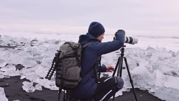 İzlanda 'nın buzul gölünün yanındaki elmas plajı. — Stok video