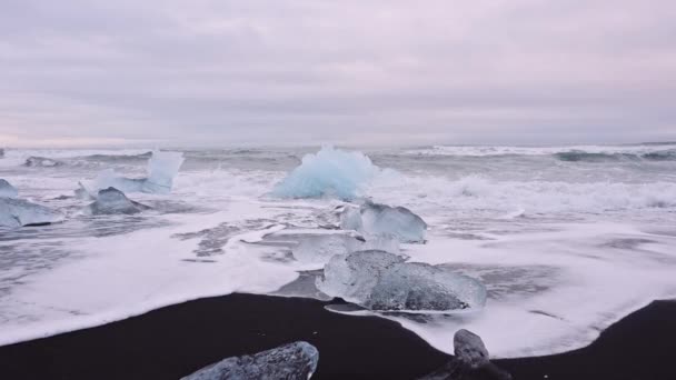 Ijs in golven op Diamond Beach, IJsland — Stockvideo