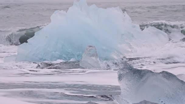 Elmas Sahili, İzlanda 'da buz ve deniz suyu — Stok video