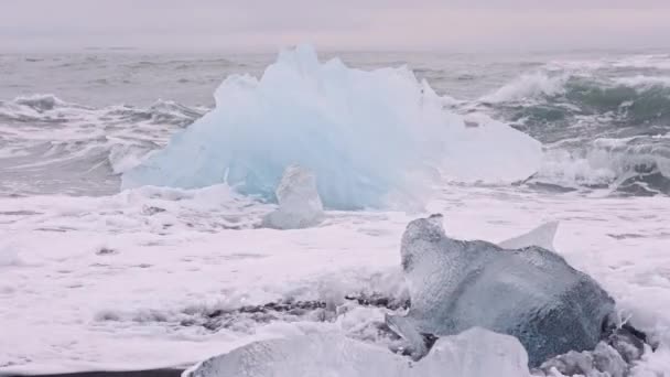 Glace et eau de mer sur Diamond Beach, Islande — Video