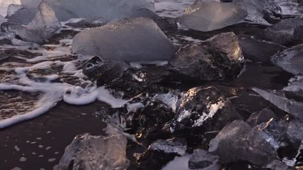 Navegar sobre hielo en Diamond Beach, Islandia — Vídeo de stock