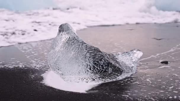 在冰岛钻石海滩的冰面上飞溅的海浪 — 图库视频影像