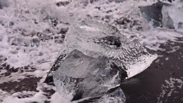 Olas sobre hielo en Diamond Beach en Islandia — Vídeo de stock