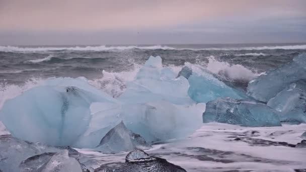 Fale uderzające o lód na Diamond Beach Islandia — Wideo stockowe