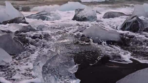 Ondas sobre o gelo em Diamond Beach, na Islândia — Vídeo de Stock