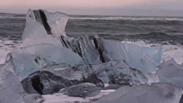 アイスランドのダイヤモンドビーチで波が氷を吹きかける — ストック動画