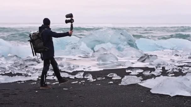 Fotograf se natáčí na Diamond Beach na Islandu — Stock video