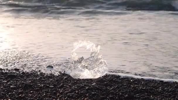 アイスランドのダイヤモンドビーチの氷の上に潮 — ストック動画