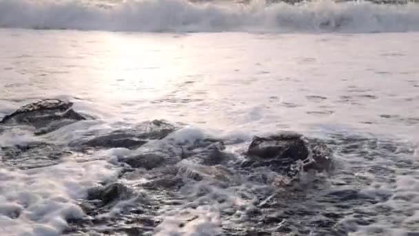 Волны, покрывающие лед на Даймонд Бич в Исландии — стоковое видео