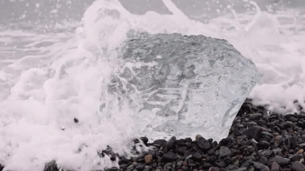 Vlny nad ledem na Diamond Beach — Stock video