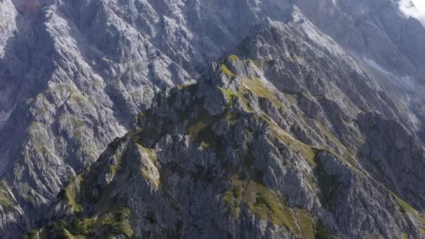 Drone girato mostrando la pace e la tranquillità sulle cime delle montagne di Lauskopf — Video Stock