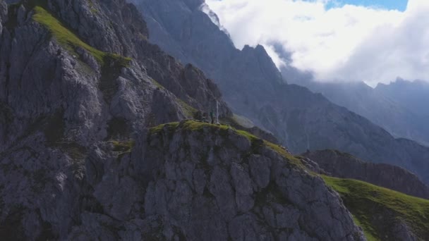 Drone Orbiting Shot van avontuurlijke wandelaars Enojying de top van Lauskopf — Stockvideo
