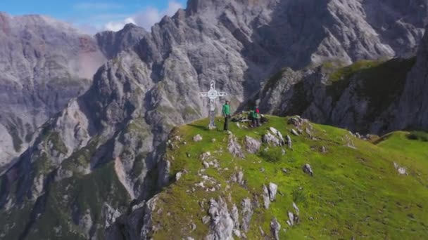 Drohnenschuss von Touristen beim Erreichen des Gipfels der Lauskopf-Alpen bei blauem Himmel — Stockvideo