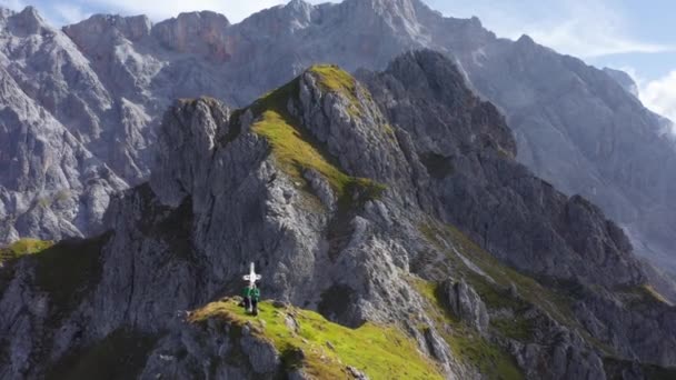 Adembenemende Pull Away Luchtfoto van Rocky Lauskopf Alpen en wandelaars op de top — Stockvideo