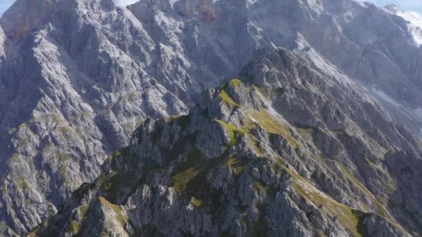 로스 코 프 산맥 과푸른 하늘을 따라 로키 산을 공중에서 쏘는 장면 — 비디오