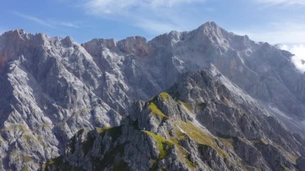 Rotsachtige berghellingen in Lauskopf en wandelaars op de Top tegen Blue Skies — Stockvideo