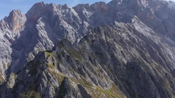 Drone Serene shot van het Rocky Terrain in Lauskopf Mountain, Oostenrijk — Stockvideo