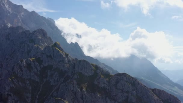 Ciel nuageux et une vue aérienne majestueuse sur le terrain rocheux des Alpes de Xokopf — Video