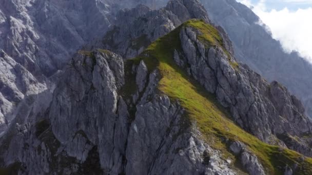 Majestatyczny Drone Shot na skalistych szczytach gór Docierając do nieba w Austrii — Wideo stockowe