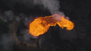 Reykjanes Yarımadası, İzlanda 'daki Fagradalsfall Volkanından Patlayan Lavlar