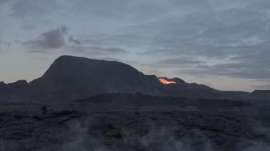 İzlanda, Reykjanes Yarımadası 'ndaki Fagradalsjall Volkanı' ndan Lav Akıntısı