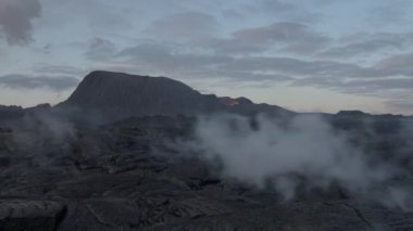 İzlanda, Reykjanes Yarımadası 'ndaki Fagradalsjall Volkanı' ndan Lav Akıntısı