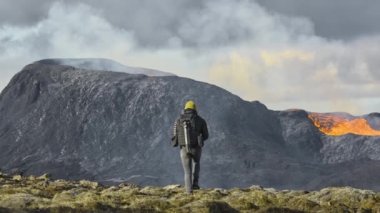 Lav 'a doğru yürüyen adam Patlayan Fagradalsfall Volkanı' ndan akıyor