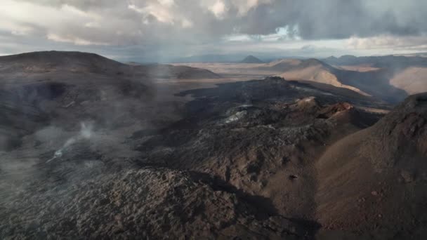 Drone sobre el terreno del volcán Fagradalsfjall en la península de Reykjanes, Islandia — Vídeos de Stock