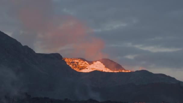 라브라 온천에서 분출하는 페그 르 달스 피걸 화산, 아이슬란드 레이캬네 스반도 — 비디오