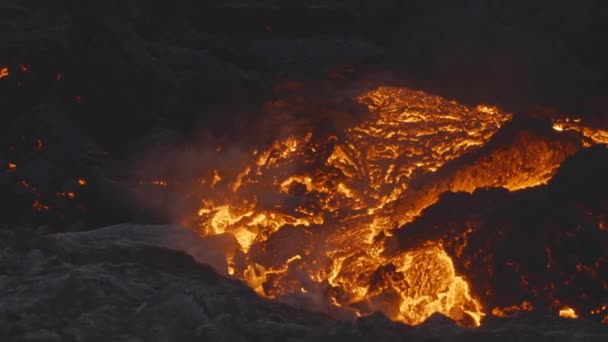 Caudal de lava del volcán Fagradalsfjall en la península de Reykjanes, Islandia — Vídeos de Stock