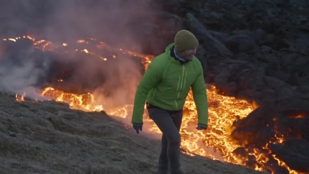 Lächelnder Mann vom Lavastrom des ausbrechenden Vulkans Fagradalsfjall in Island — Stockvideo