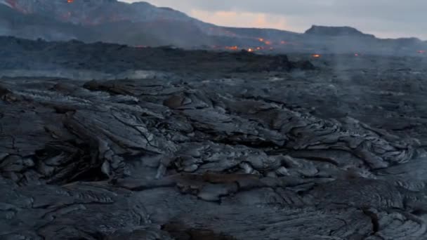 Utwardzony przepływ lawy z wybuchu wulkanu Fagradalsfjall na Półwyspie Reykjanes — Wideo stockowe