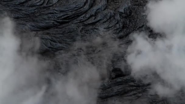 Затвердевший поток лавы от извергающегося вулкана Фаградальсфьолл на полуострове Рейкьянес — стоковое видео