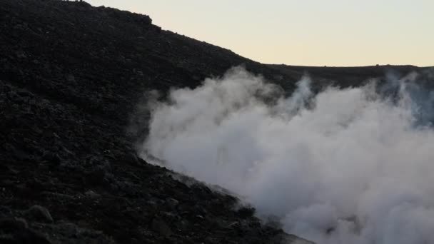 Homme émergeant de la fumée de coulée de lave de l'éruption du volcan Fagradalsfjall — Video