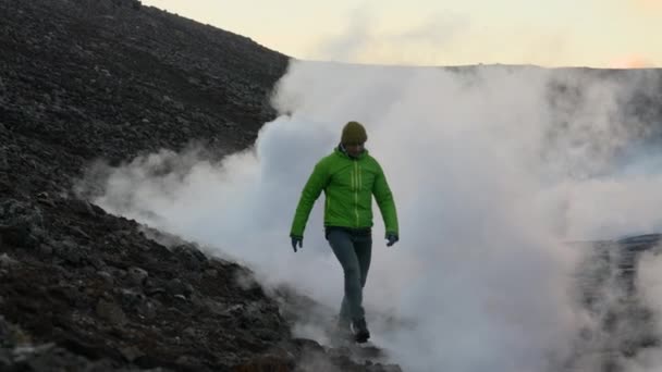 Homem caminhando através da fumaça do fluxo de lava de romper o vulcão Fagradalsfjall — Vídeo de Stock