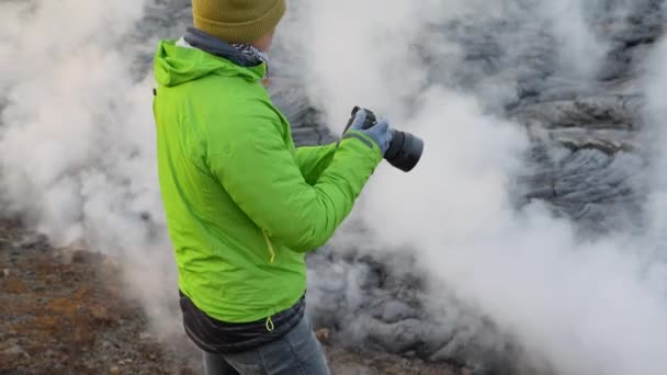 Фотограф с камерой от извергающегося вулкана Фаградальсфьолл — стоковое видео