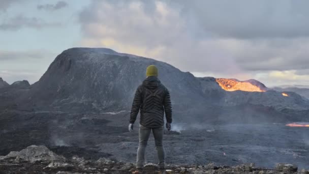 Man Watching Lava Flow From Erupting Vulcão Fagradalsfjall — Vídeo de Stock