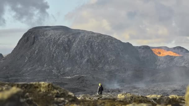 Hombre viendo el flujo de lava desde el volcán Erupting Fagradalsfjall en Islandia — Vídeos de Stock