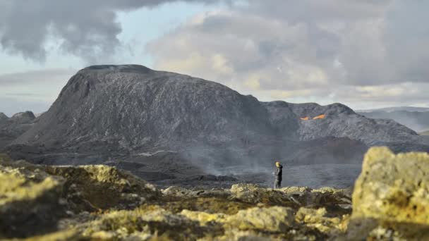 Man In Landscape Erupting Fagradalsfjall Volcano In Reykjanes Peninsula Iceland — стокове відео