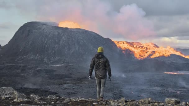 Man op weg naar de uitbarsting van de vulkaan Fagradalsfjall in Reykjanes — Stockvideo