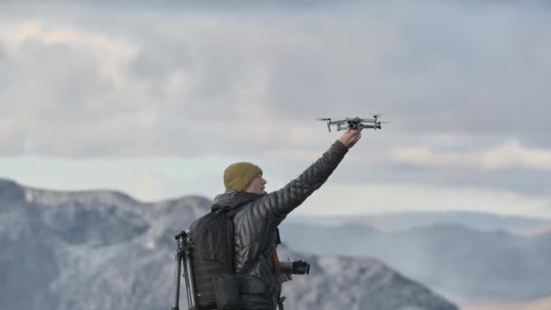 Hombre lanzando dron por el volcán Fagradalsfjall en la península de Reykjanes, Islandia — Vídeos de Stock