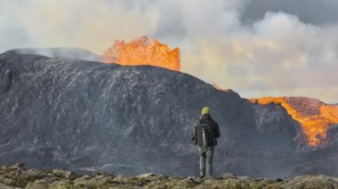 Reykjanes Yarımadası 'nda Yanardağ' ın Yanardağında Yürüyen Adam Patlıyor