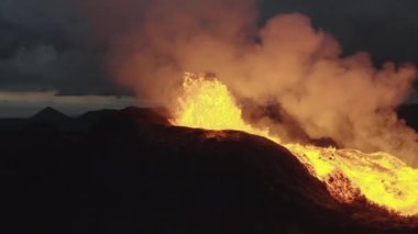 Reykjanes Yarımadası 'ndaki Fagradalsfall Volkanından Patlayan Lavın Dronu